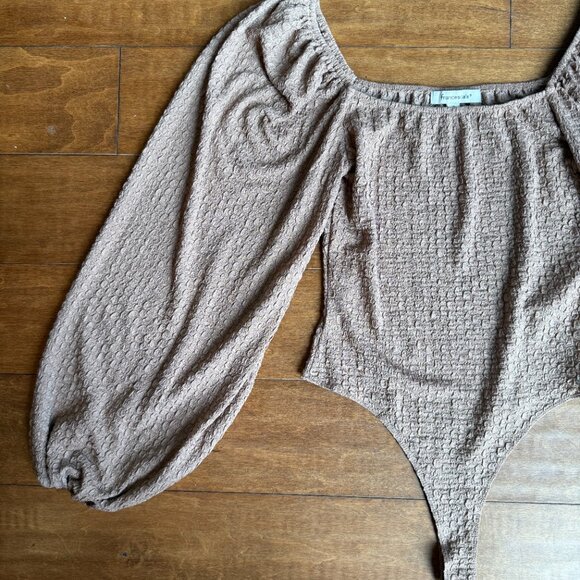 Francesca’s Textured Puff Sleeve Square-Neck Bodysuit – Taupe – Size S (NEW) - Picture 2 of 6
